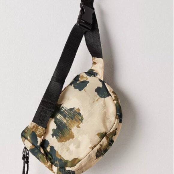 Quilted Print Sling Bag - NWT - Picture 2 of 6